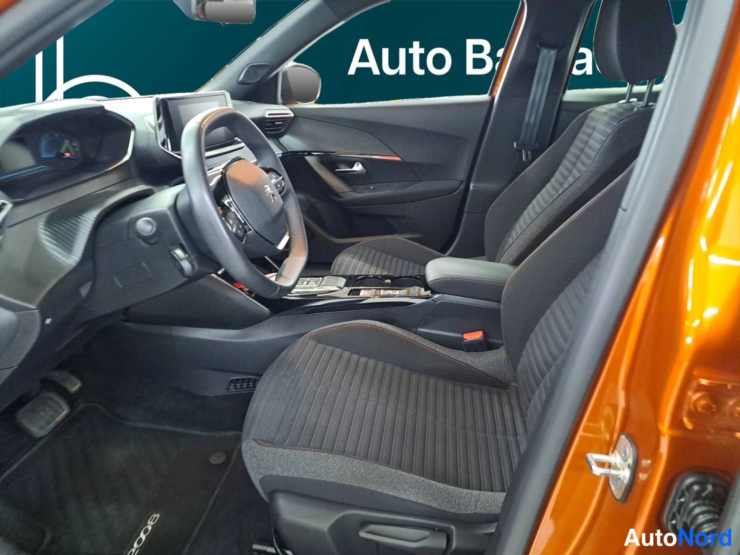 Oranssi Peugeot E-2008 2023, kuva 9