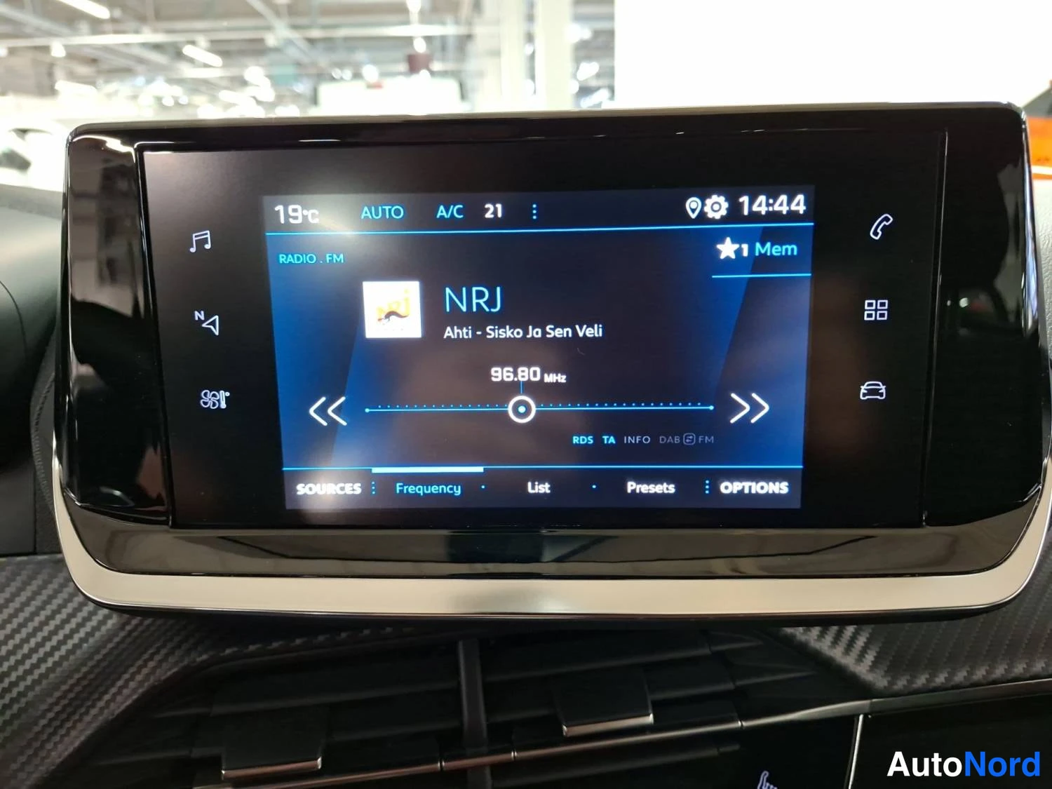 Oranssi Peugeot 2008 2023, kuva 20