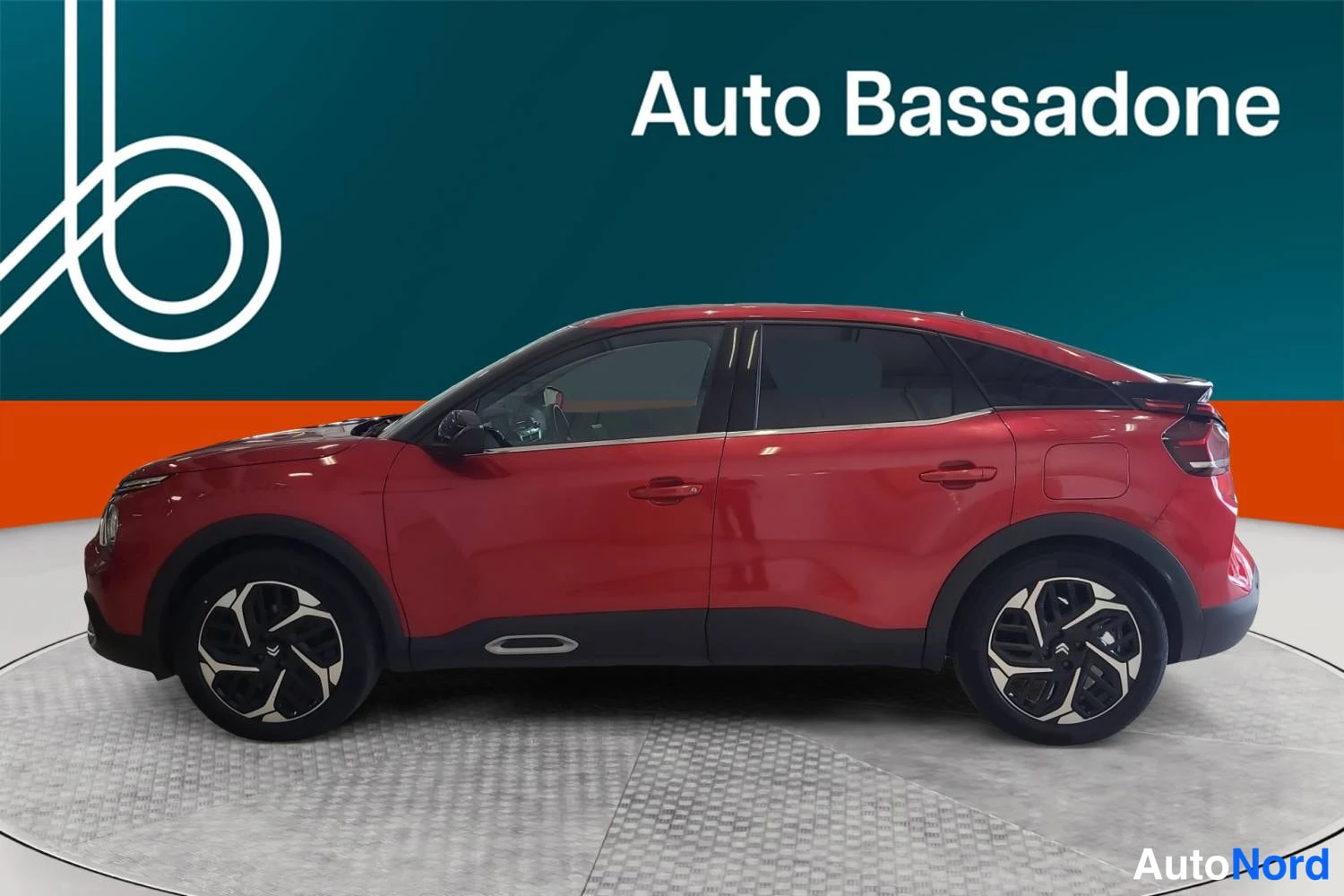 Punainen Citroen C4 2023, sivulta, kuva 4