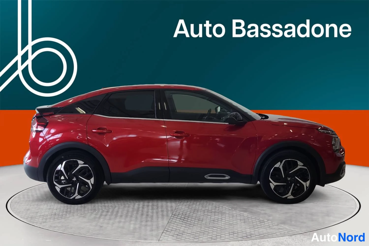 Punainen Citroen C4 2023, sivulta, kuva 5