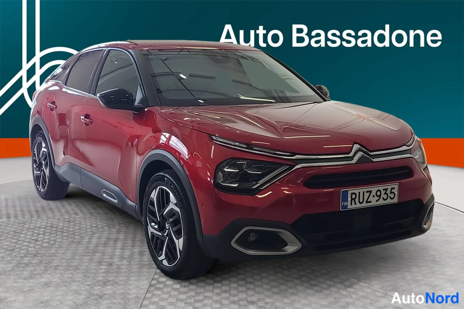 Punainen Citroen C4 2023, etuviisto, keula oikealle, kuva 2