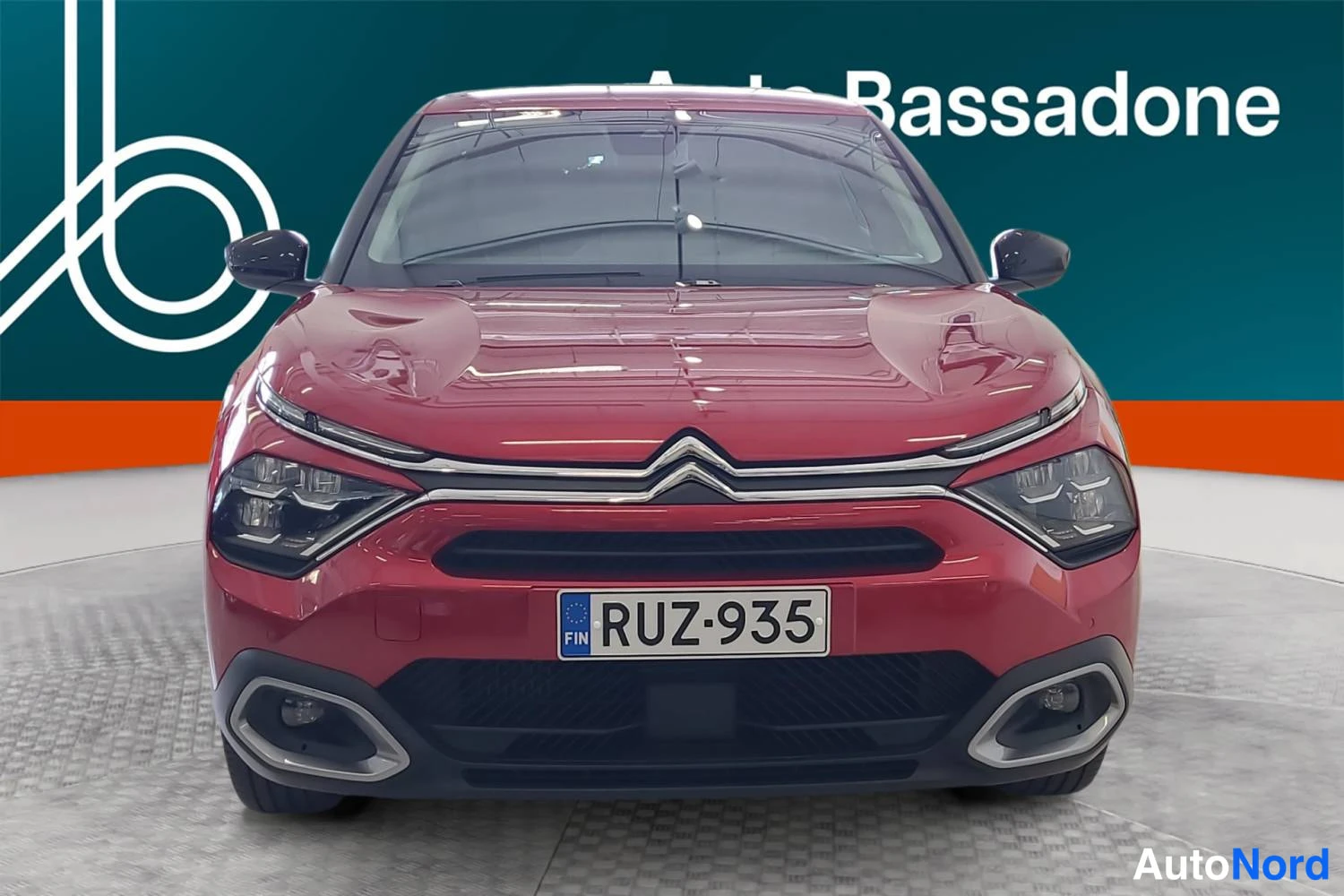 Punainen Citroen C4 2023, edestä, kuva 3