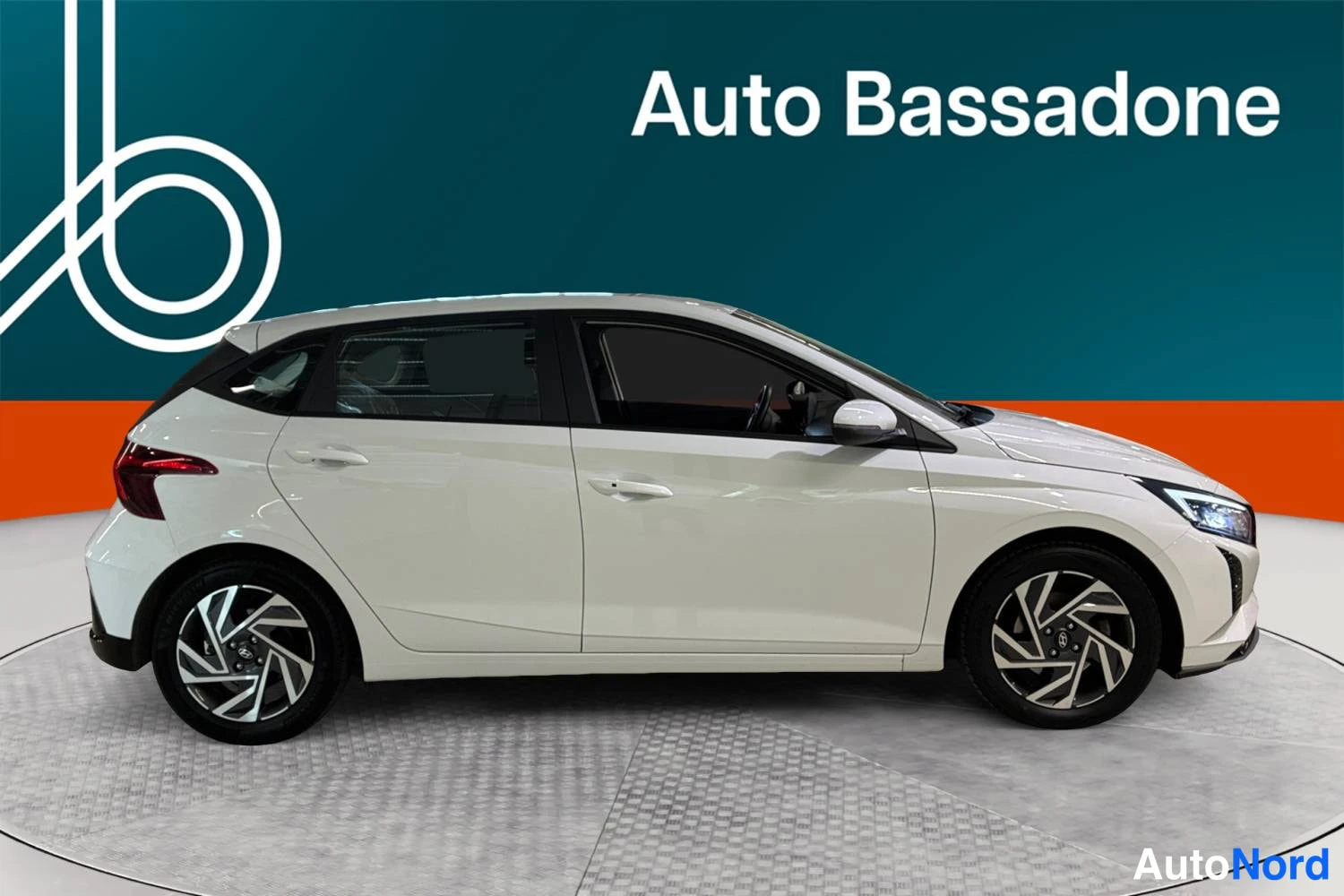White Hyundai I20 2024, front three-quarter, nose to the right, photo 3