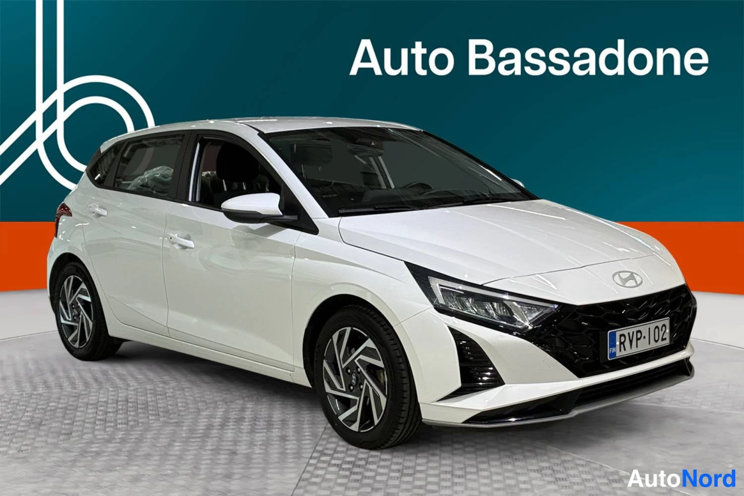White Hyundai I20 2024, front three-quarter, nose to the right, photo 4