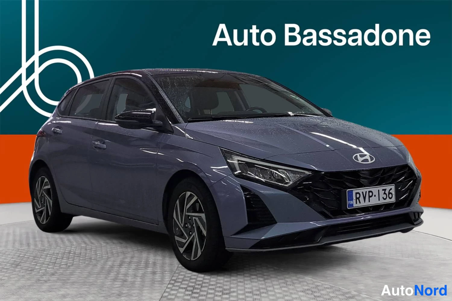 Harmaa Hyundai I20 2024, etuviisto, keula oikealle, kuva 3