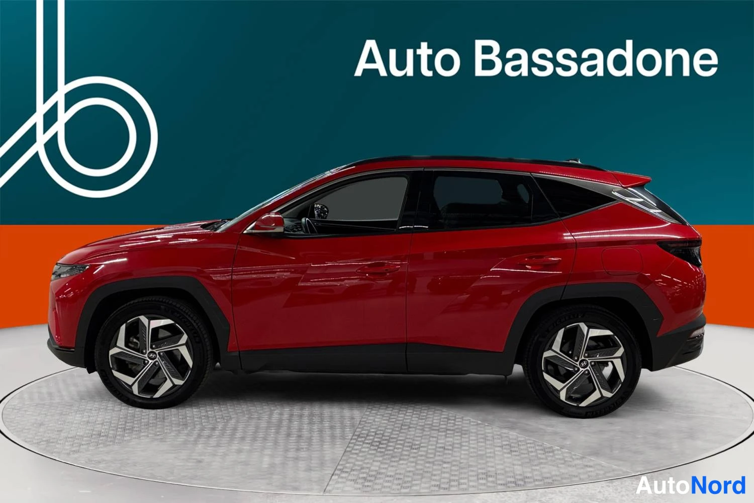 Punainen Hyundai Tucson 2024, sivulta, kuva 10