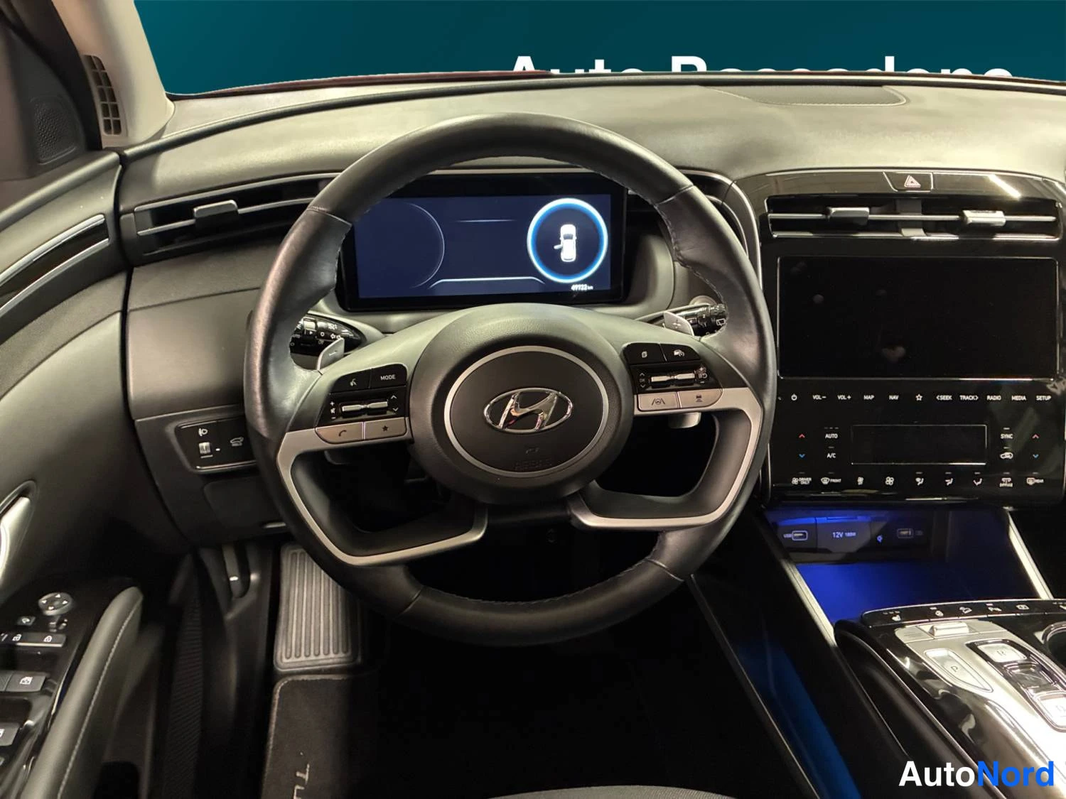 Punainen Hyundai Tucson 2024, etuviisto, keula oikealle, kuva 7