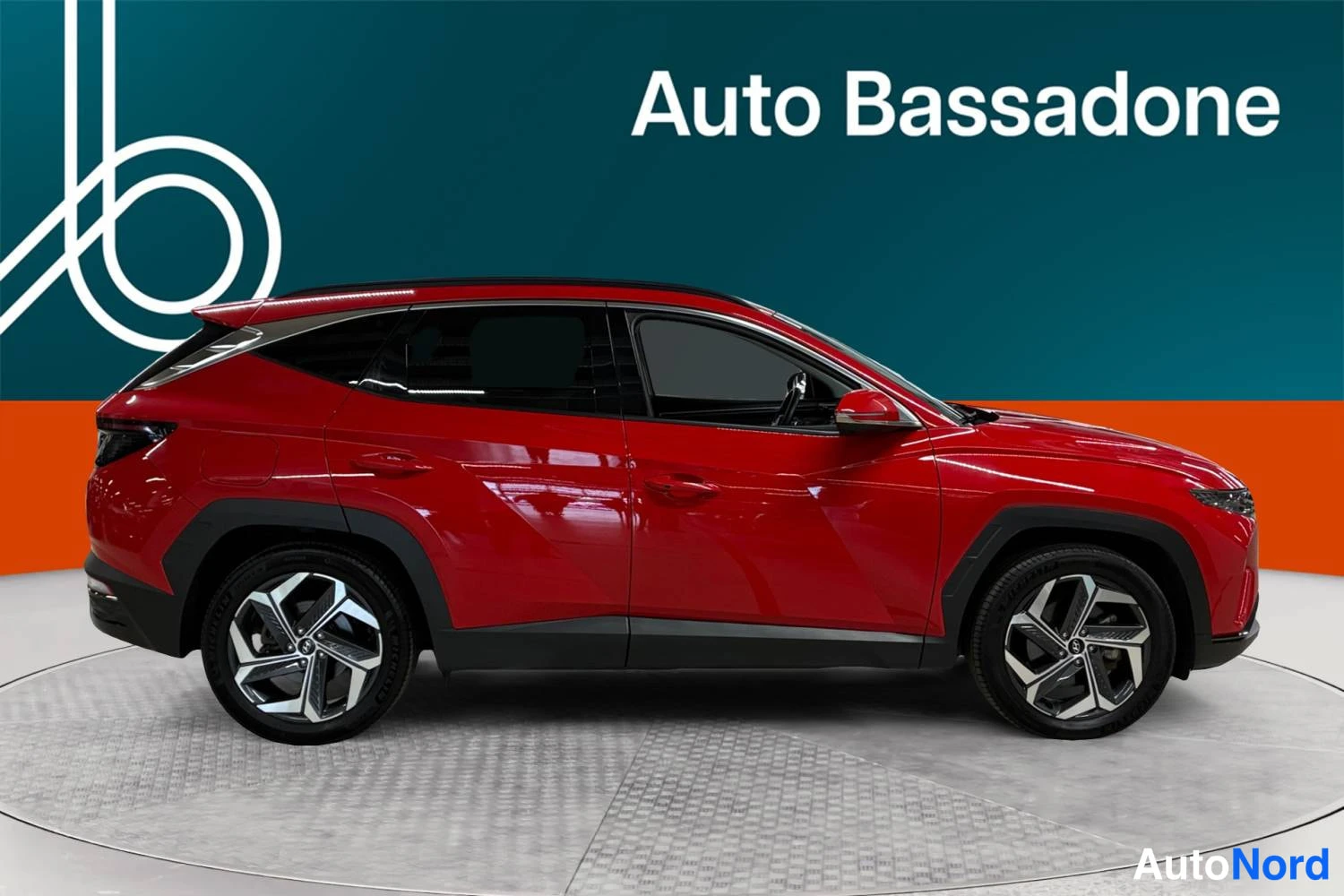 Punainen Hyundai Tucson 2024, etuviisto, keula oikealle, kuva 2