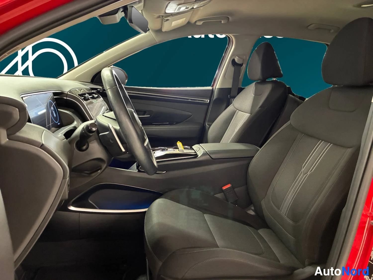 Punainen Hyundai Tucson 2024, etuviisto, keula oikealle, kuva 4