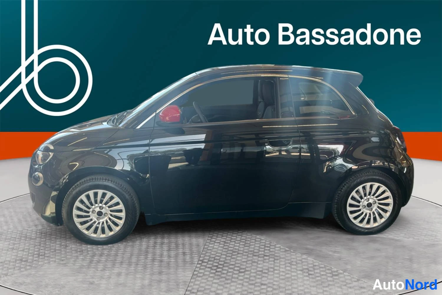 Musta Fiat 500e 2023, etuviisto, keula vasemmalle, kuva 2