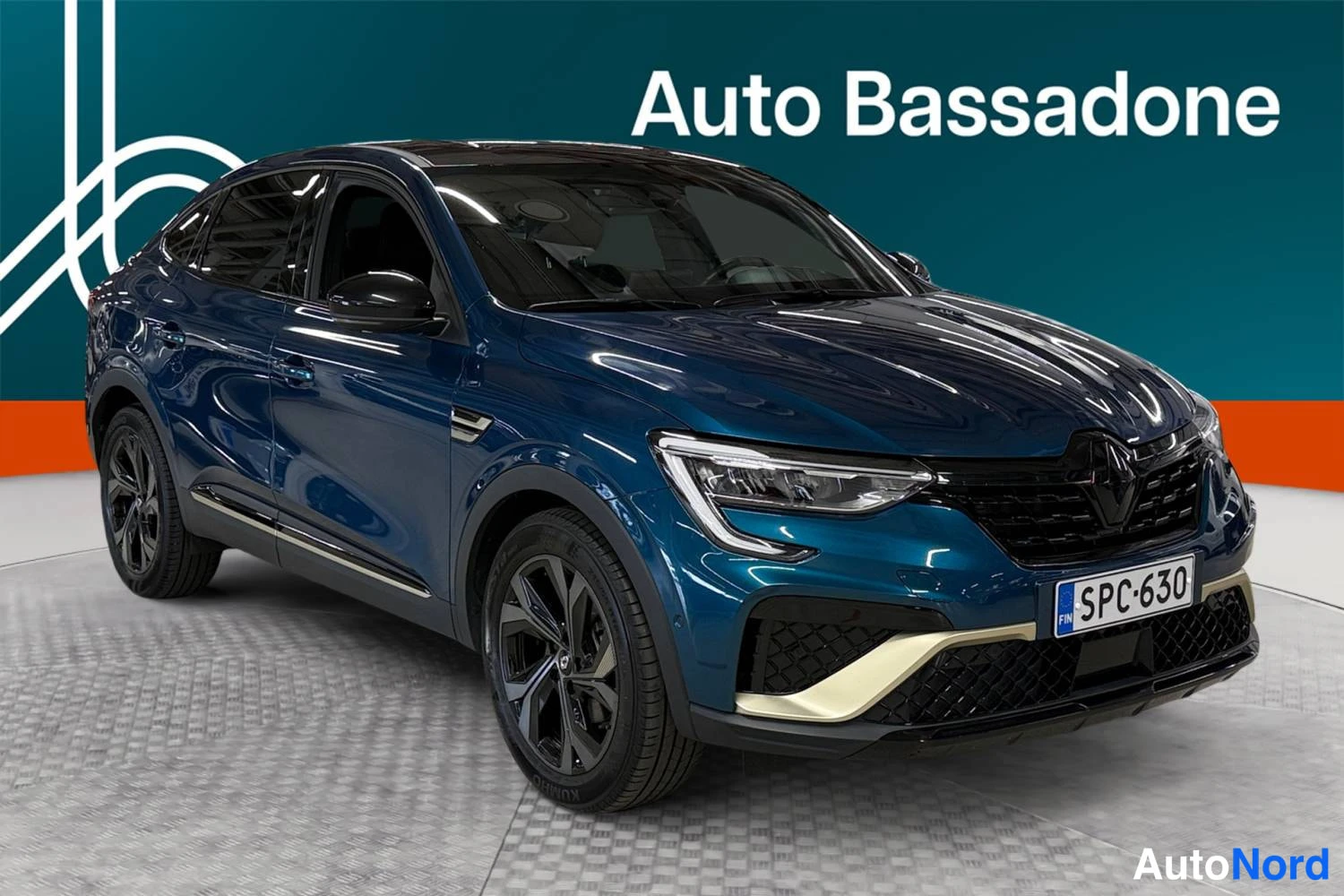 Sininen Renault Arkana E-Tech 2023, etuviisto, keula oikealle, kuva 3