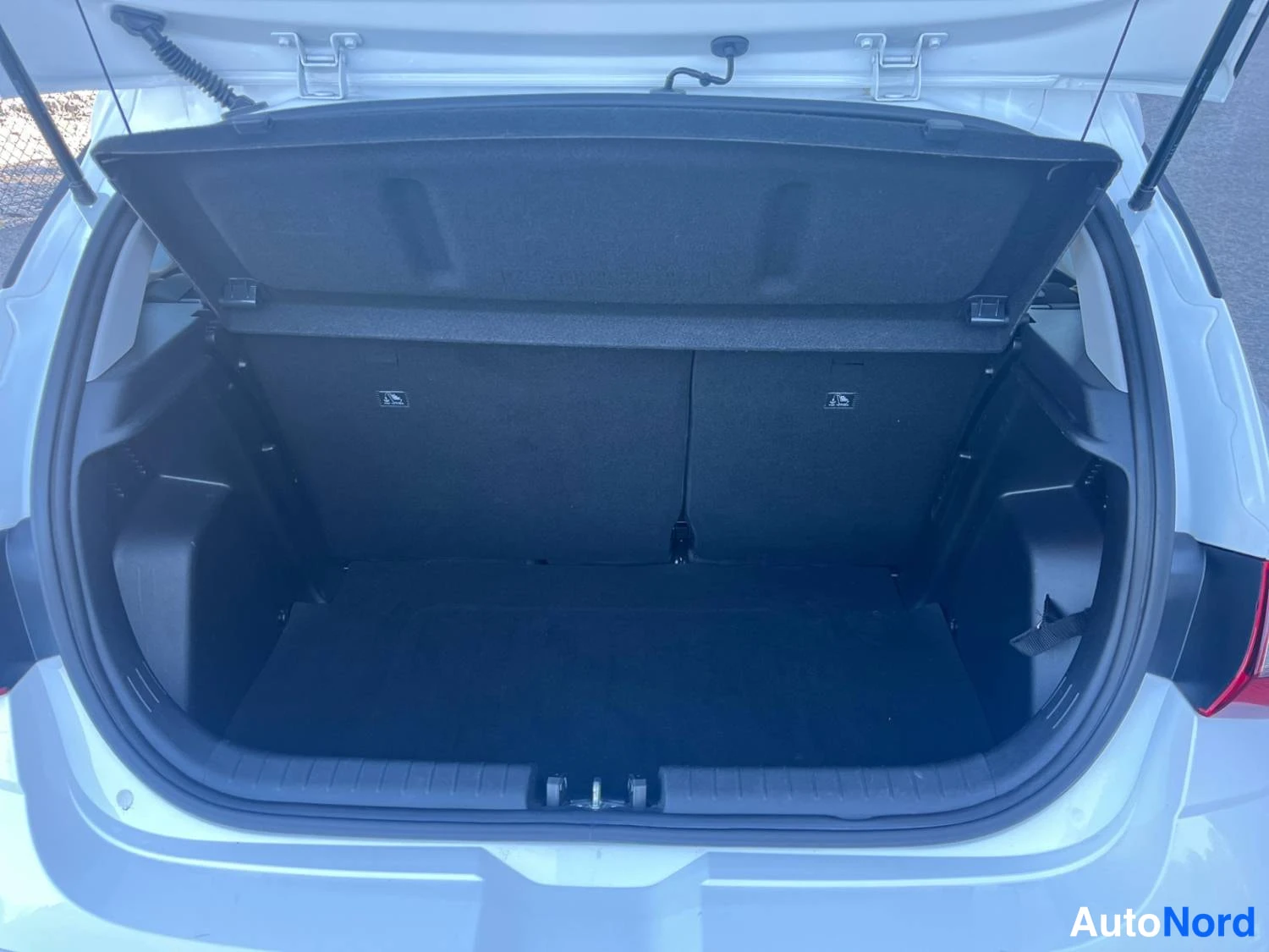Valkoinen Hyundai I20 2024, takaa, kuva 9