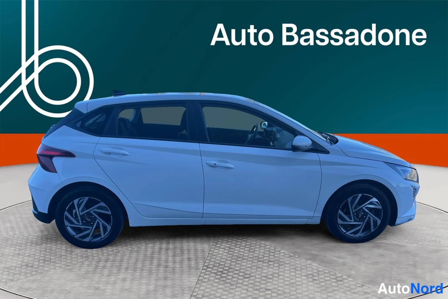 Valkoinen Hyundai I20 2024, etuviisto, keula oikealle, kuva 2