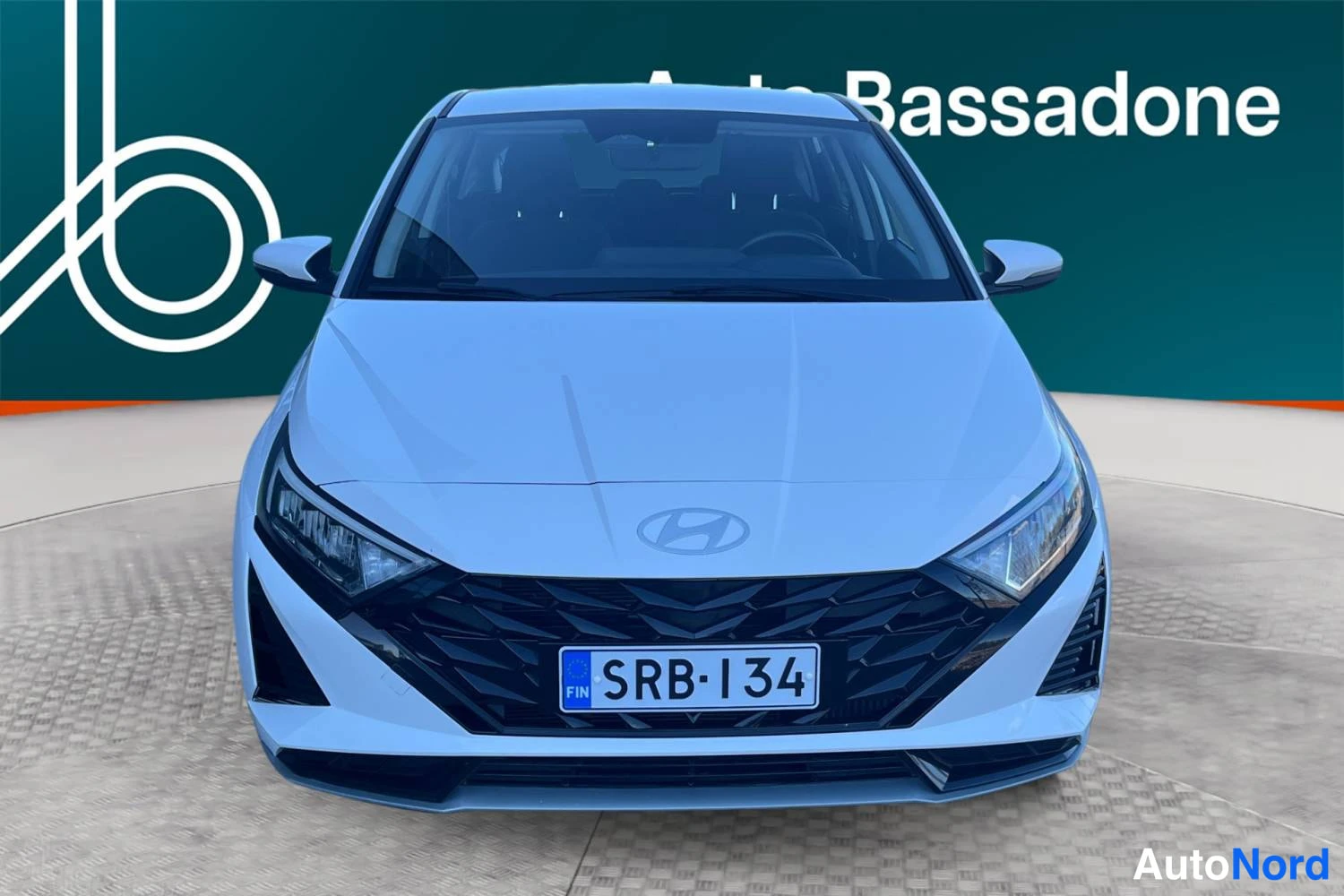 Valkoinen Hyundai I20 2024, edestä, kuva 4