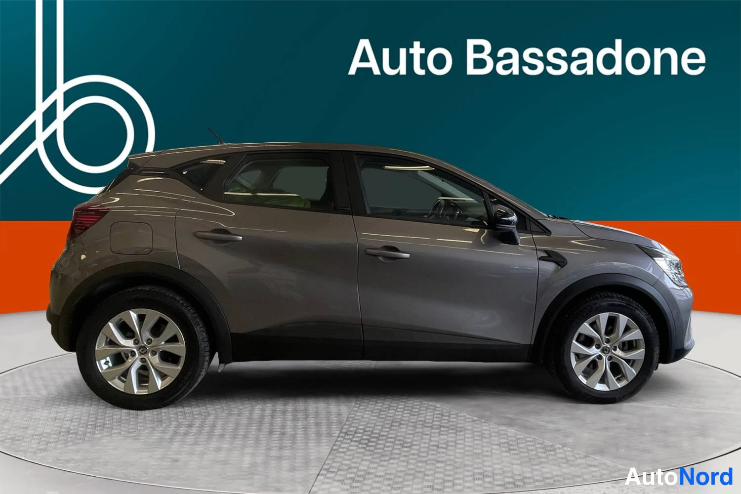 Hopea Renault Captur E-TECH Plug-in hybrid 2022, etuviisto, keula oikealle, kuva 4