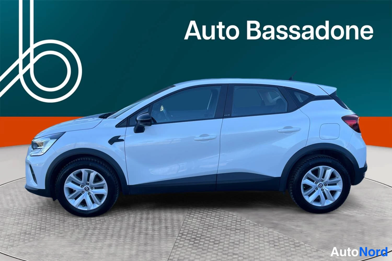 Valkoinen Renault Captur E-TECH Plug-in hybrid 2022, etuviisto, keula vasemmalle, kuva 2
