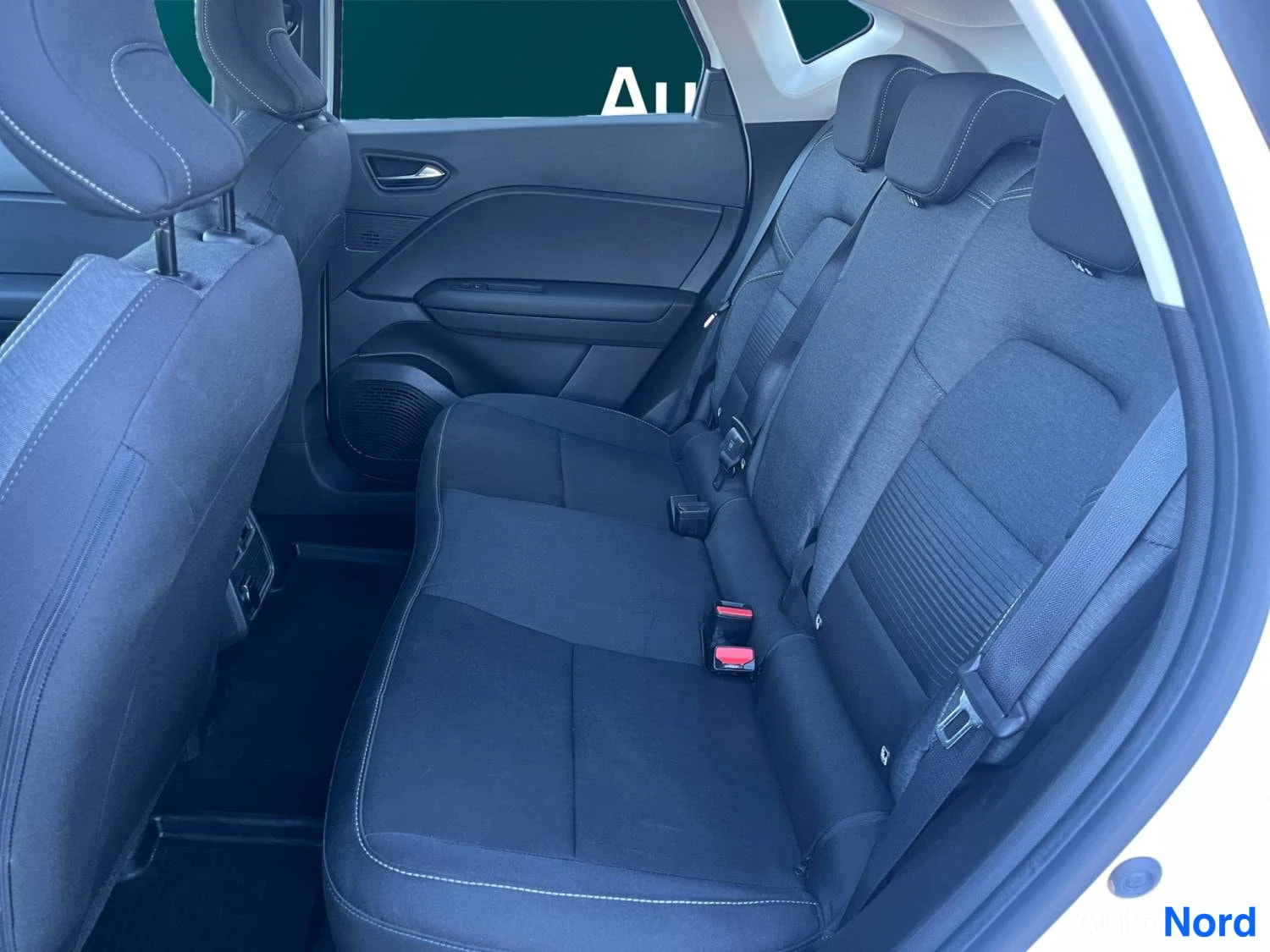 Valkoinen Renault Captur E-TECH Plug-in hybrid 2022, kuva 14