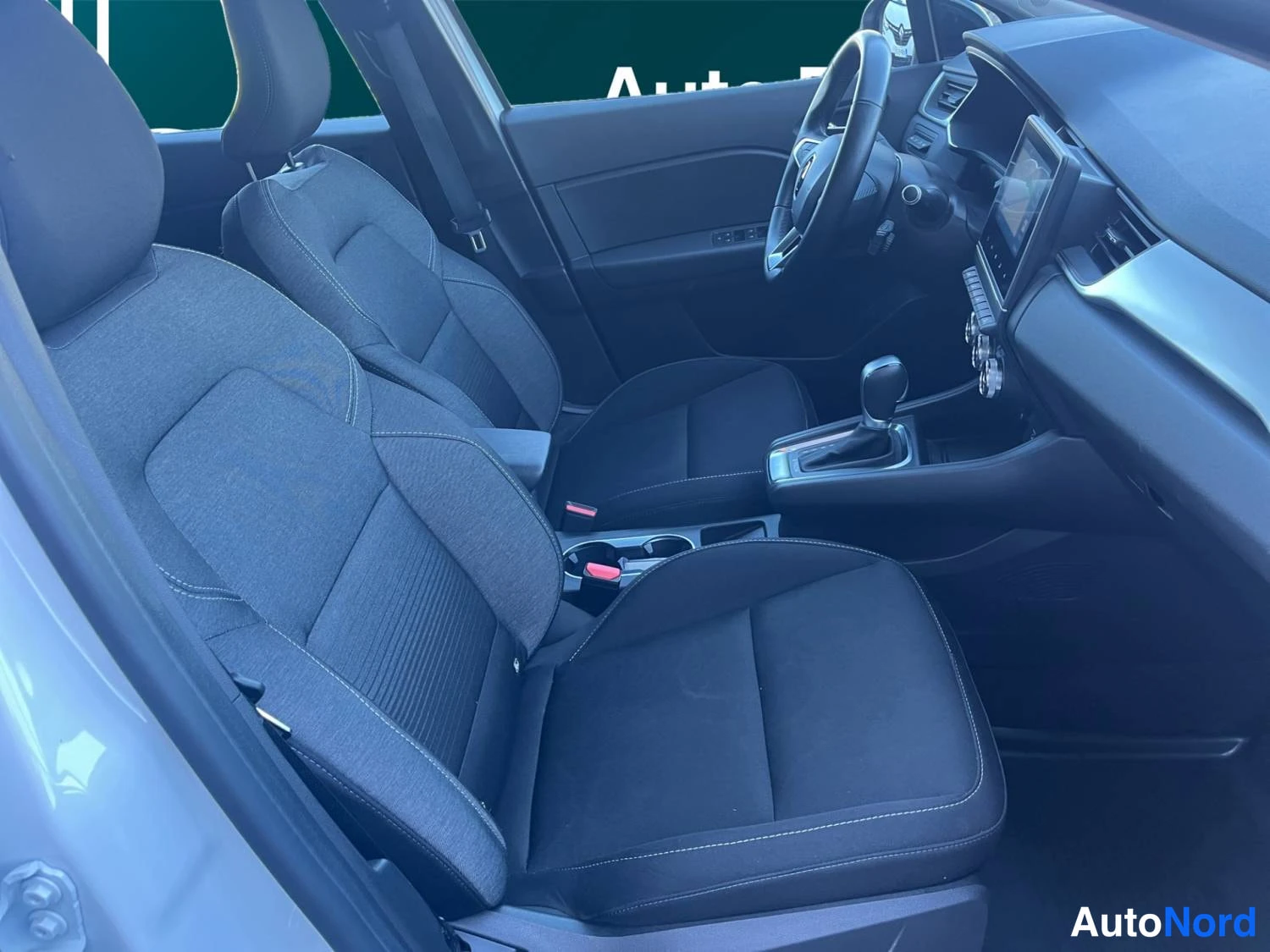 Valkoinen Renault Captur E-TECH Plug-in hybrid 2022, kuva 16