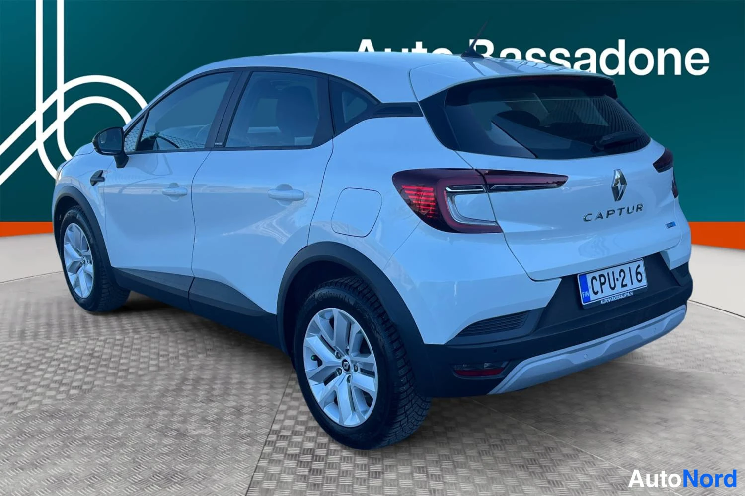 Valkoinen Renault Captur E-TECH Plug-in hybrid 2022, takaviisto, kuva 6