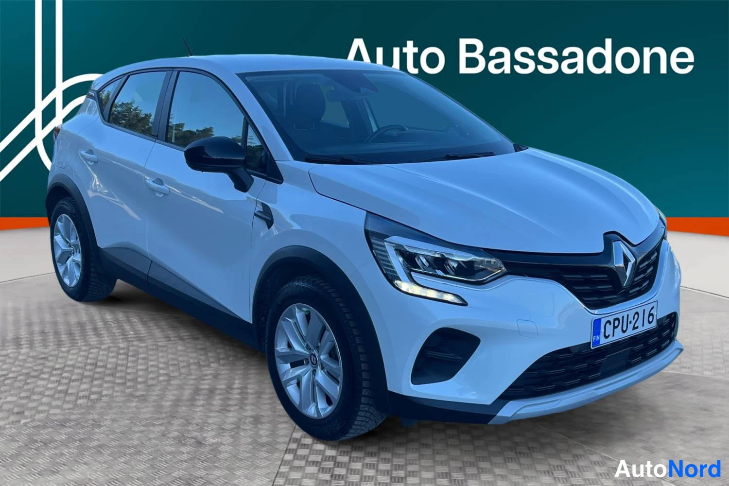 Valkoinen Renault Captur E-TECH Plug-in hybrid 2022, etuviisto, keula oikealle, kuva 3