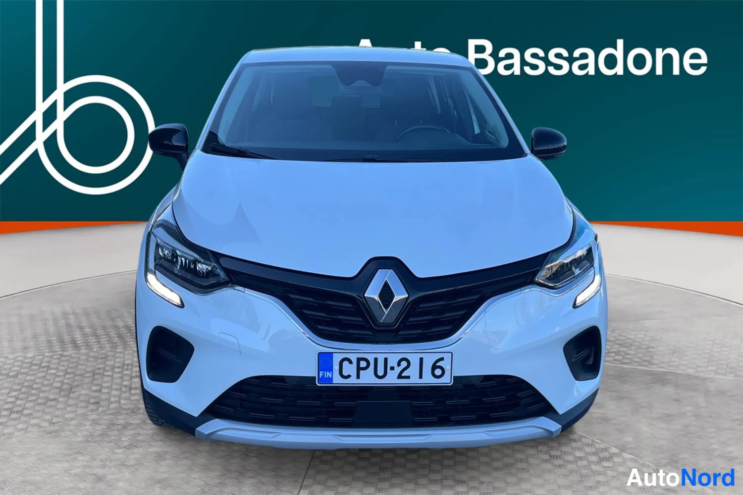 Valkoinen Renault Captur E-TECH Plug-in hybrid 2022, edestä, kuva 4