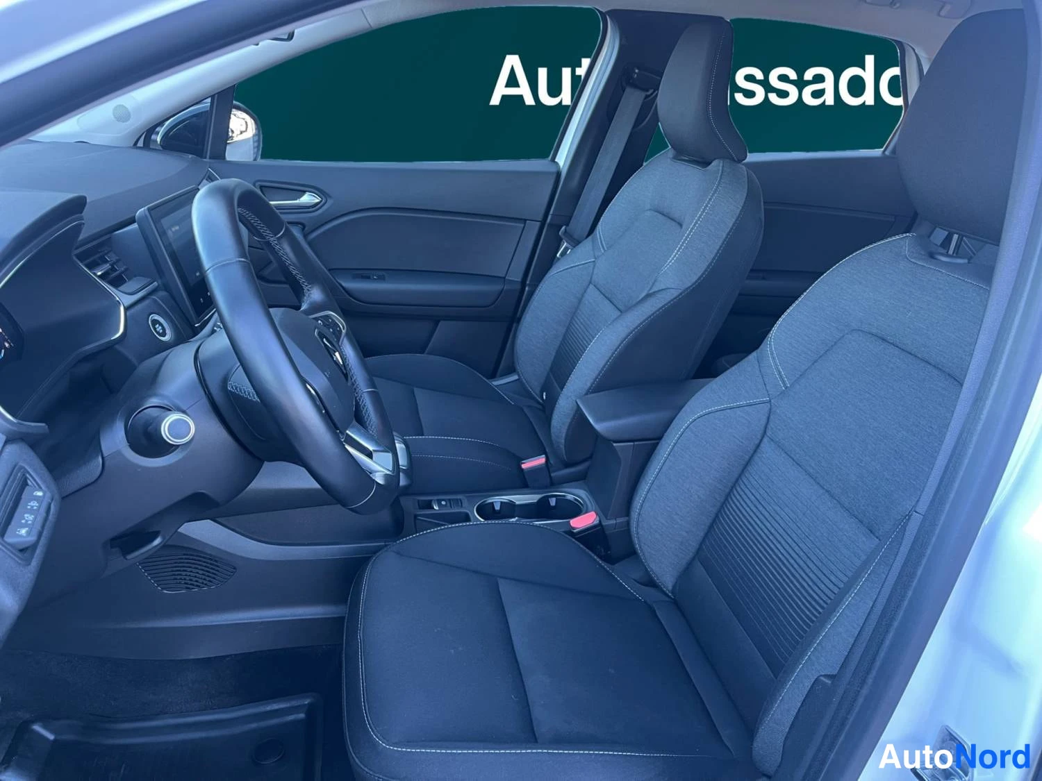 Valkoinen Renault Captur E-TECH Plug-in hybrid 2022, kuva 10