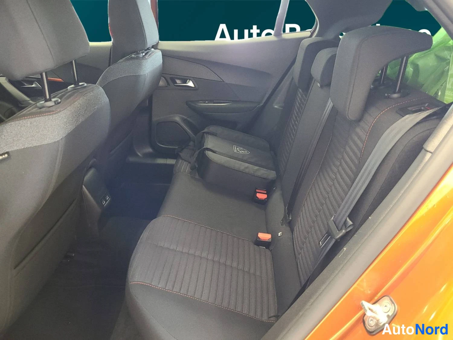 Oranssi Peugeot E-2008 2023, kuva 18