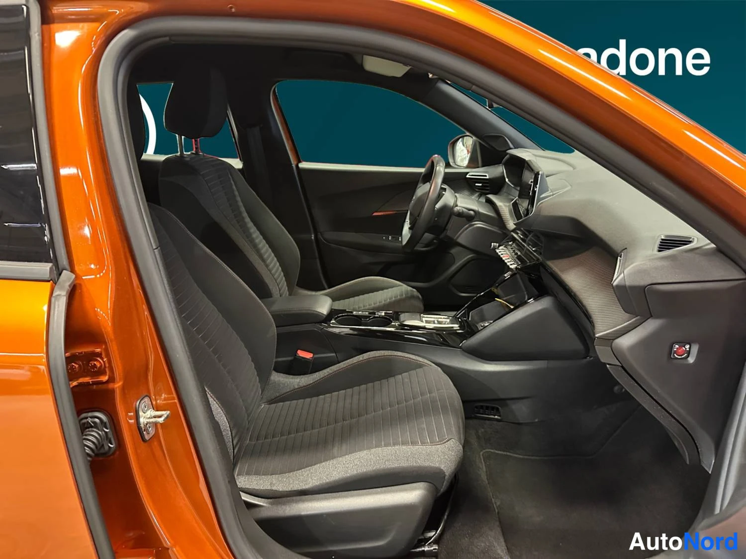 Oranssi Peugeot E-2008 2023, kuva 15