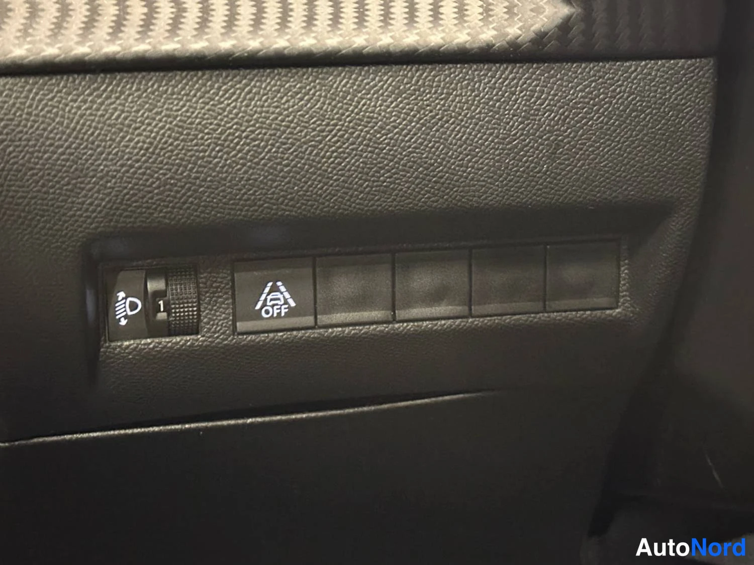 Oranssi Peugeot E-2008 2023, kuva 17