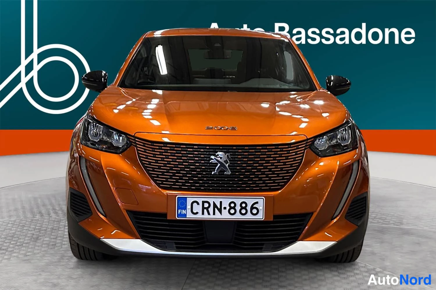 Oranssi Peugeot E-2008 2023, edestä, kuva 5