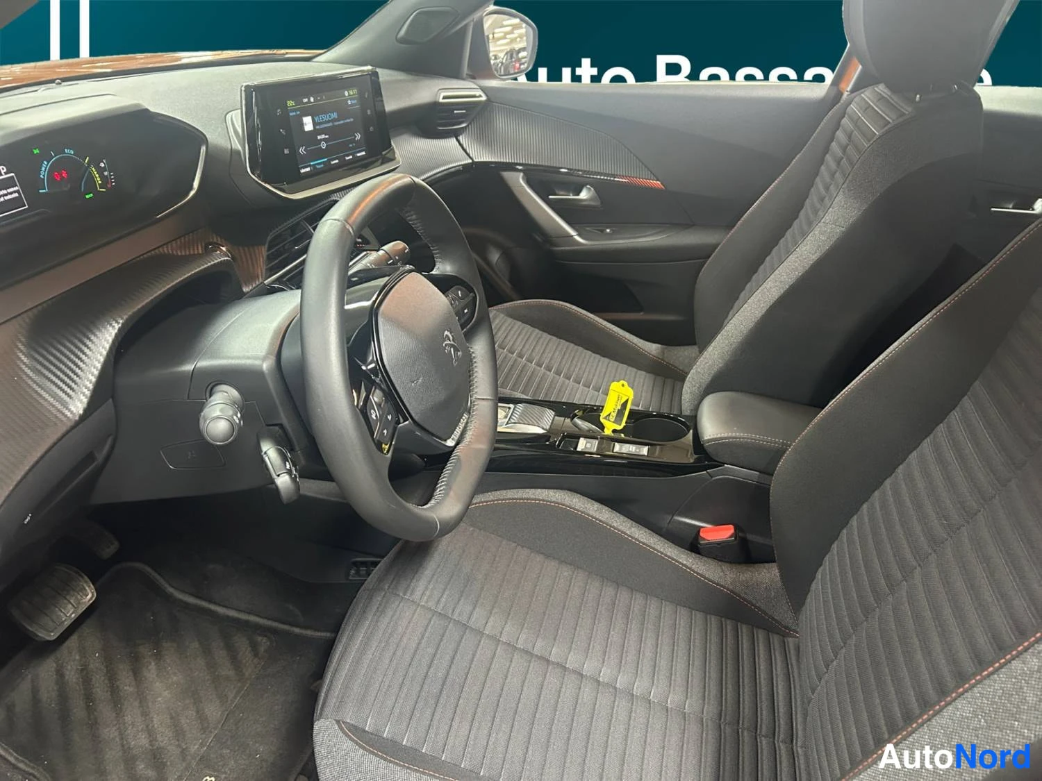 Oranssi Peugeot E-2008 2023, kuva 15