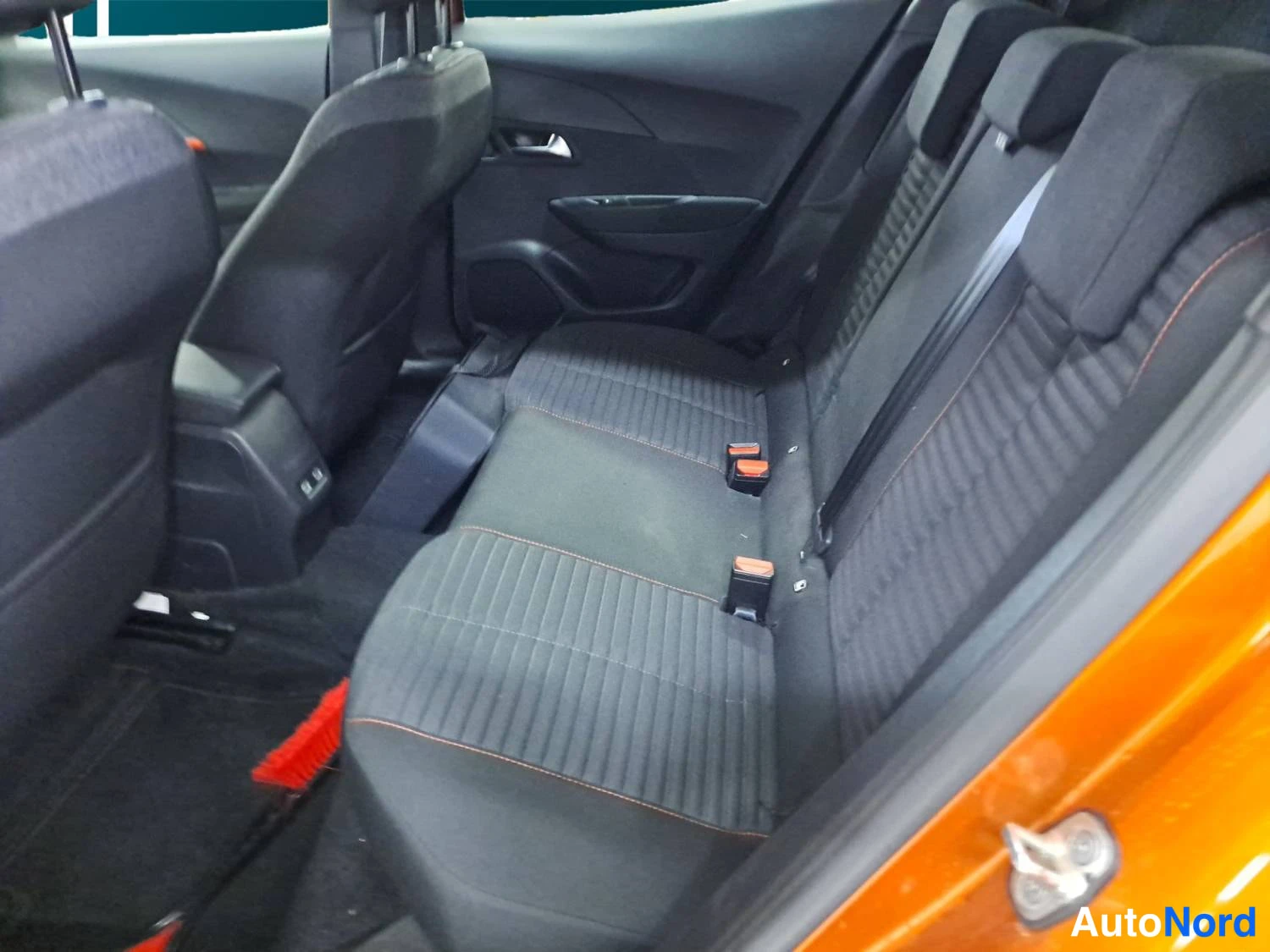 Oranssi Peugeot E-2008 2023, kuva 13