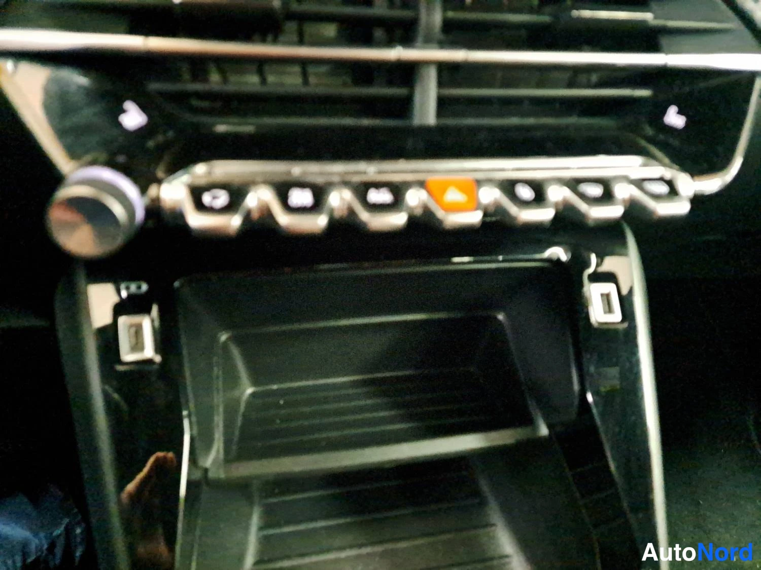 Oranssi Peugeot E-2008 2023, kuva 21