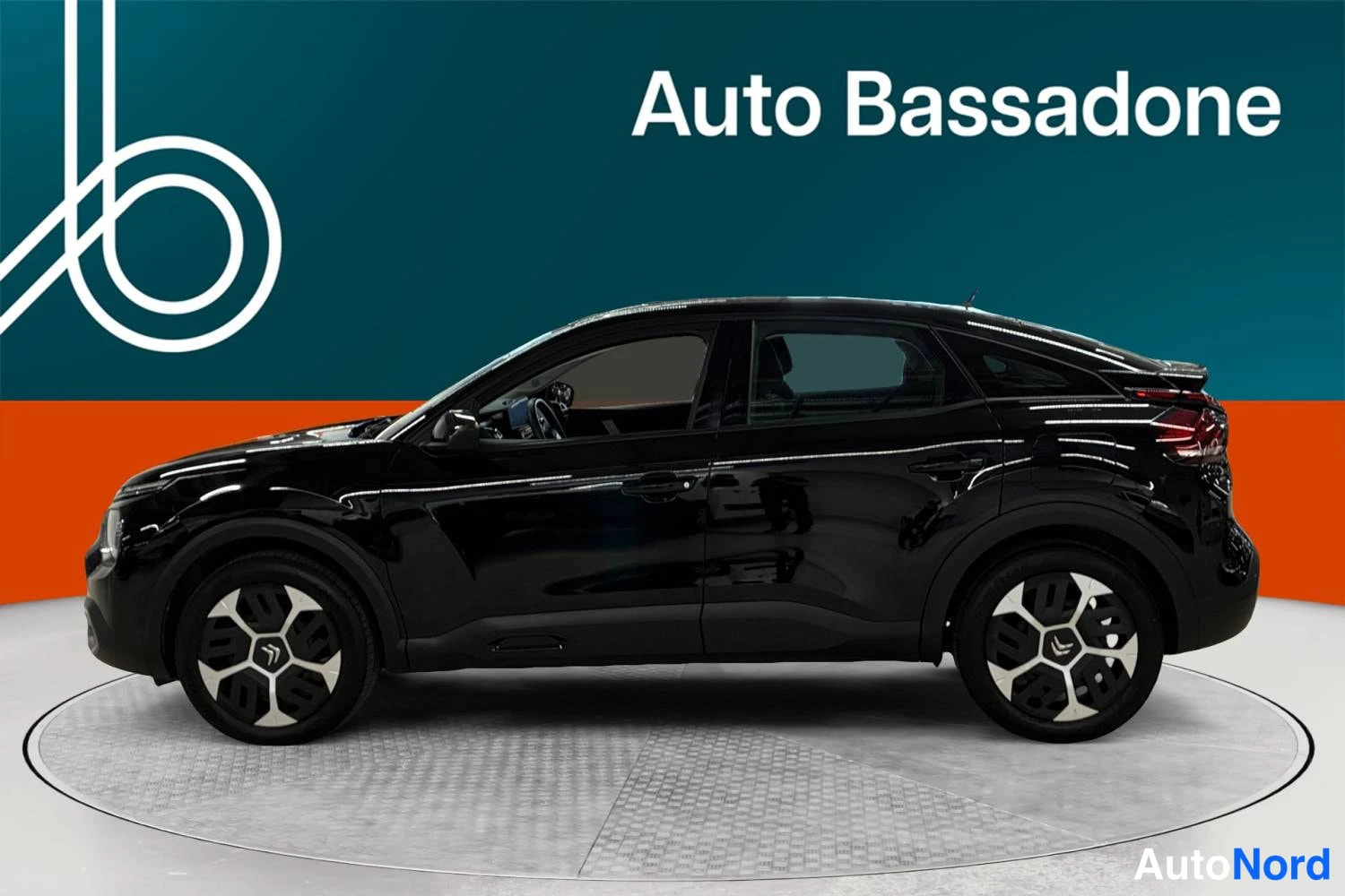 Musta Citroen C4 2024, sivulta, kuva 4