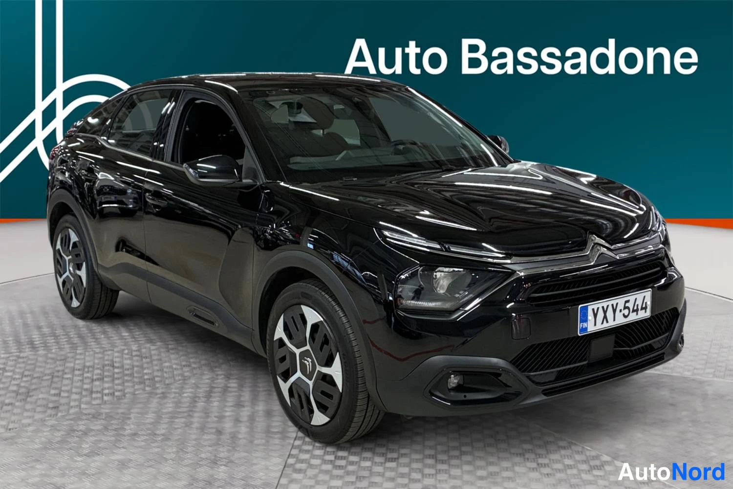 Musta Citroen C4 2024, etuviisto, keula oikealle, kuva 2