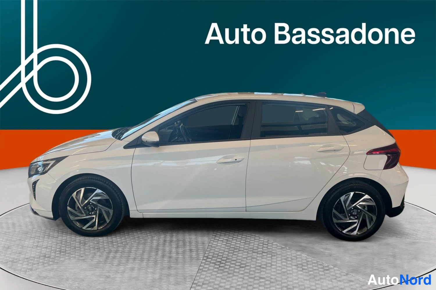 Valkoinen Hyundai I20 2024, sivulta, kuva 4