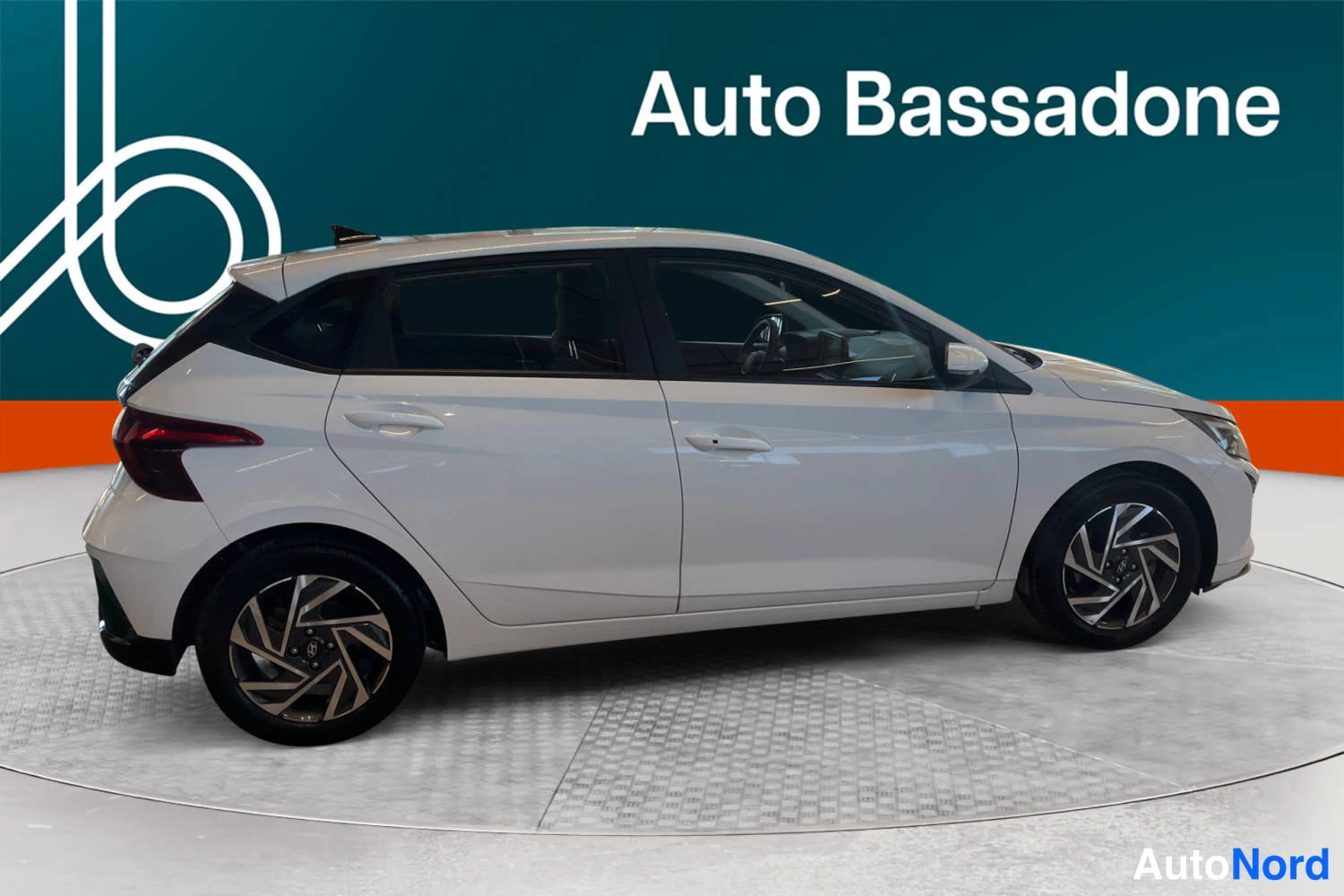 Valkoinen Hyundai I20 2024, sivulta, kuva 5