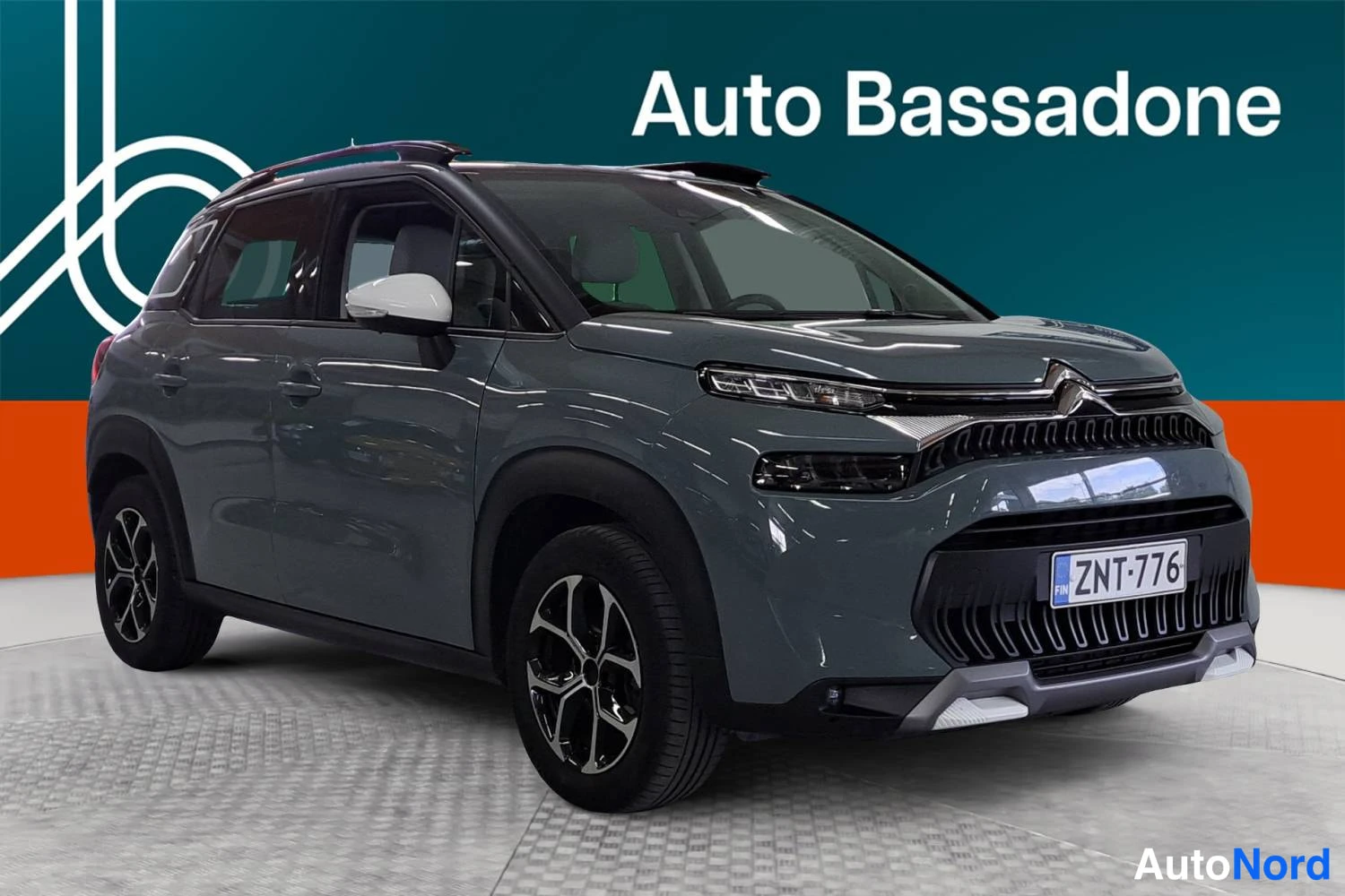 Harmaa Citroen C3 aircross 2021, etuviisto, keula oikealle, kuva 2