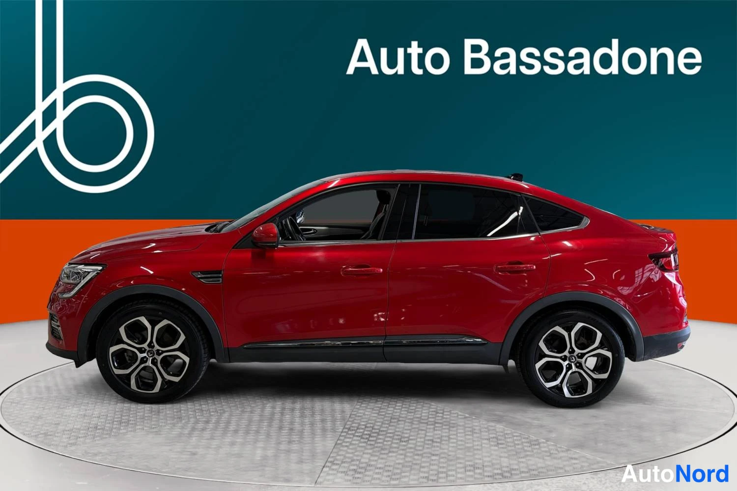 Punainen Renault Arkana E-TECH 2022, sivulta, kuva 2