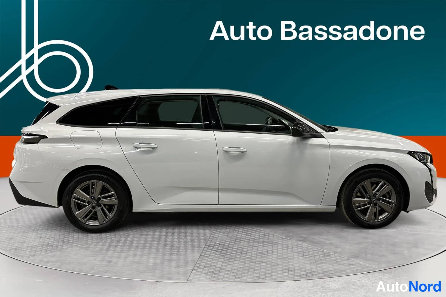 Valkoinen Peugeot 308 2023, etuviisto, keula oikealle, kuva 2