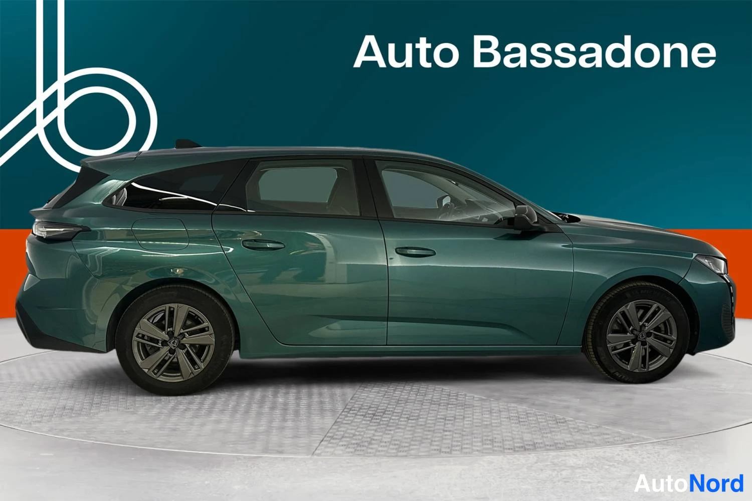 Peugeot 308 2023, etuviisto, keula oikealle, kuva 2