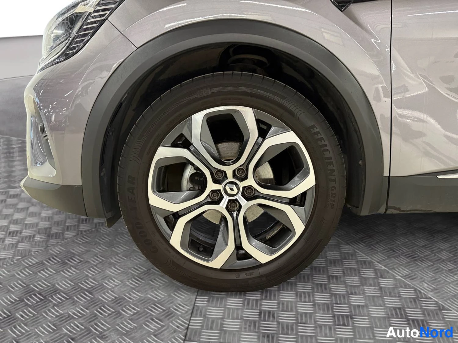 Harmaa Renault Captur 2022, etuviisto, keula vasemmalle, kuva 2