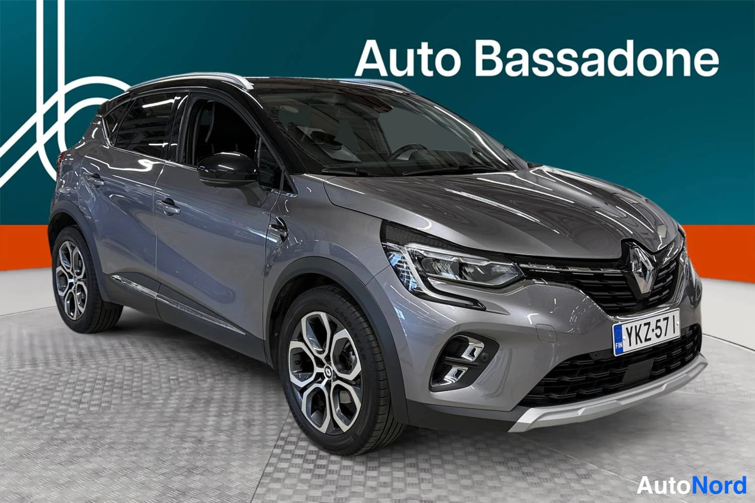 Harmaa Renault Captur 2022, etuviisto, keula oikealle, kuva 3