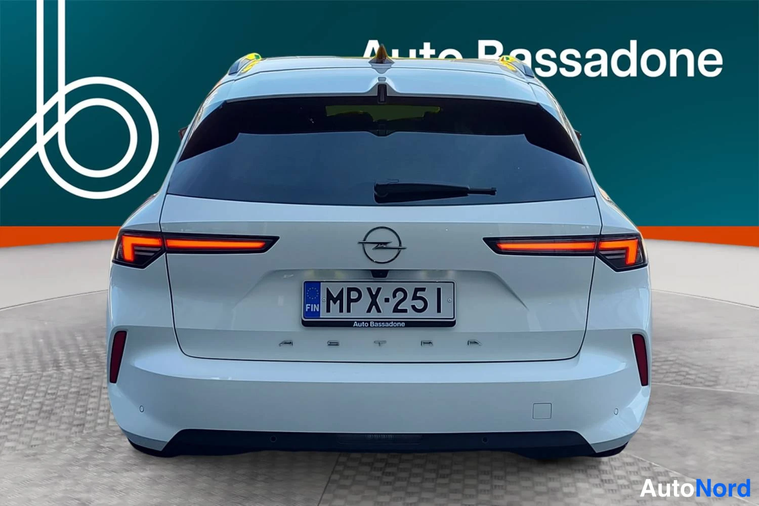 Valkoinen Opel Astra Sports Tourer 2024, takaa, kuva 8