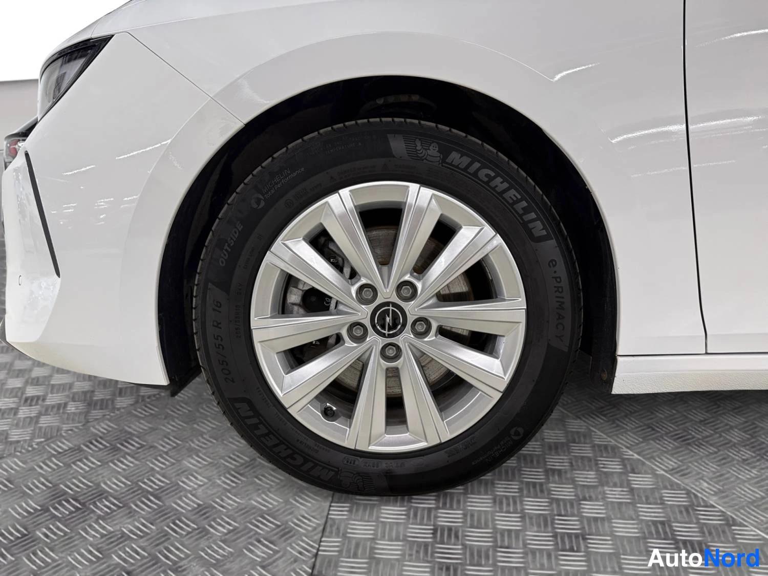 Valkoinen Opel Astra Sports Tourer 2024, etuviisto, keula vasemmalle, kuva 2