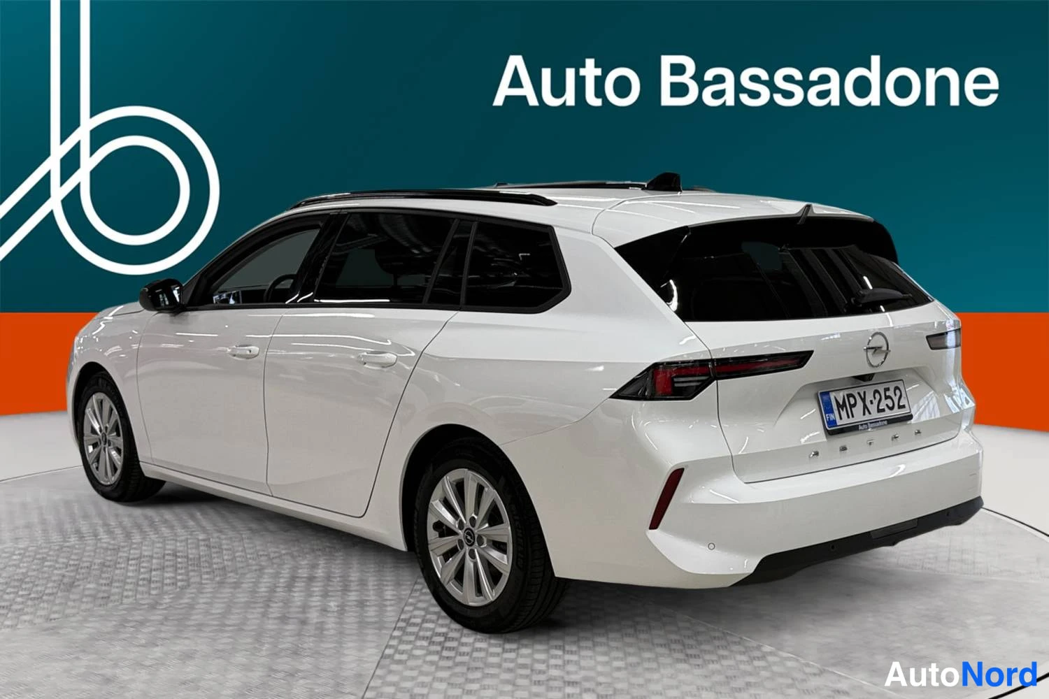 Valkoinen Opel Astra Sports Tourer 2024, takaviisto, kuva 7