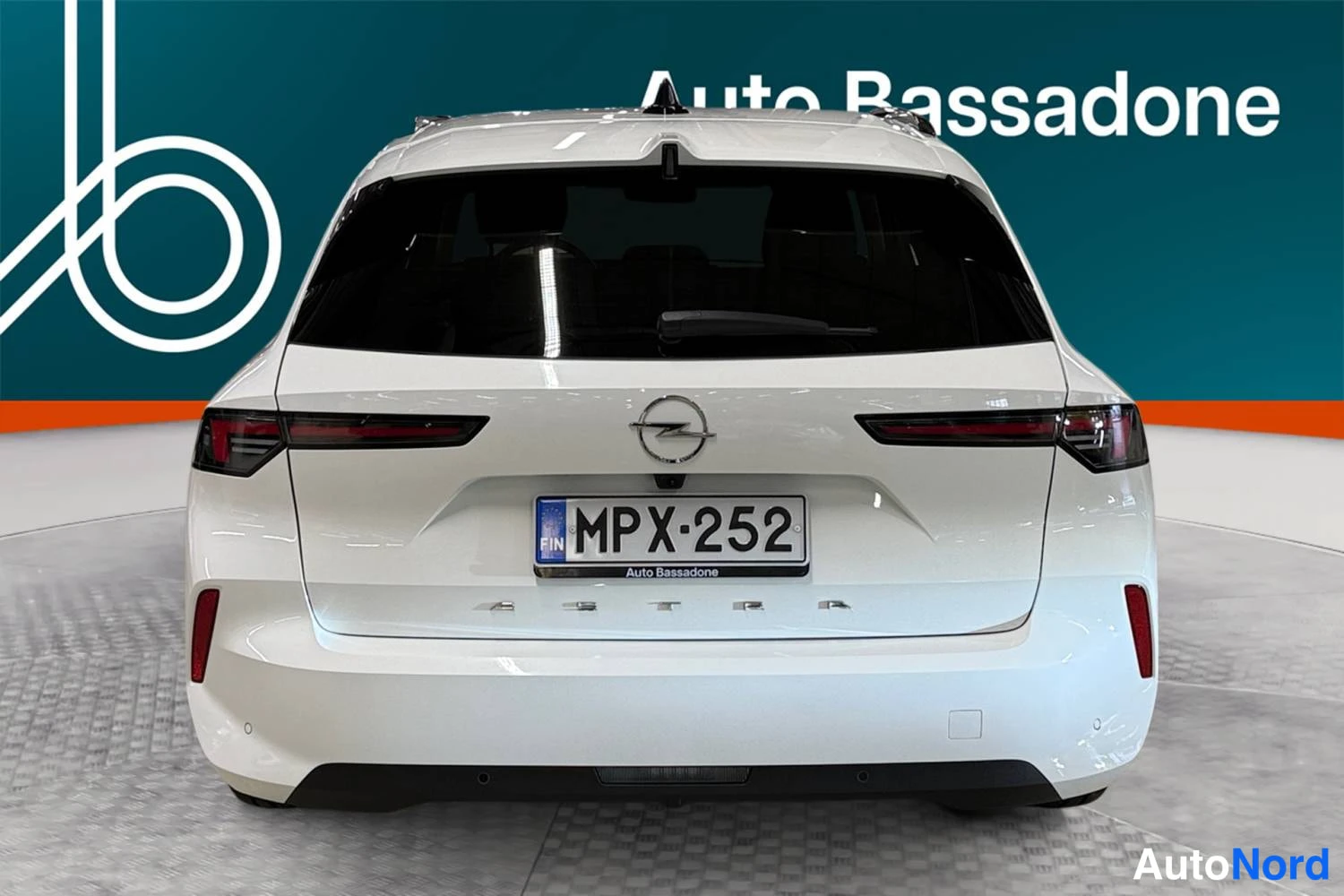 Valkoinen Opel Astra Sports Tourer 2024, takaa, kuva 9