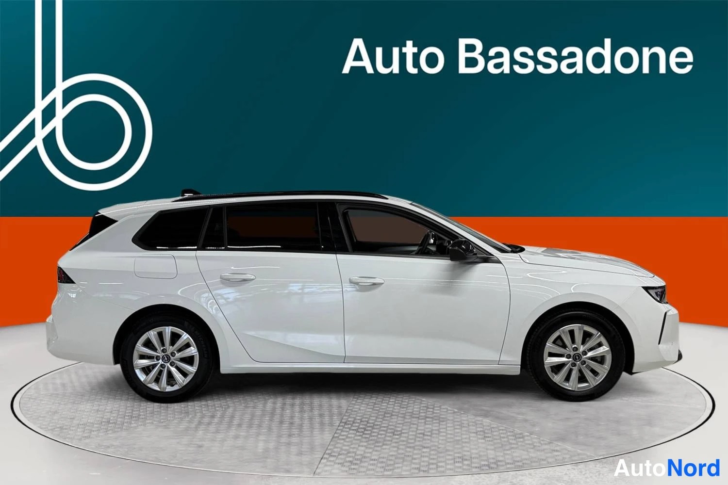 Valkoinen Opel Astra Sports Tourer 2024, sivulta, kuva 6