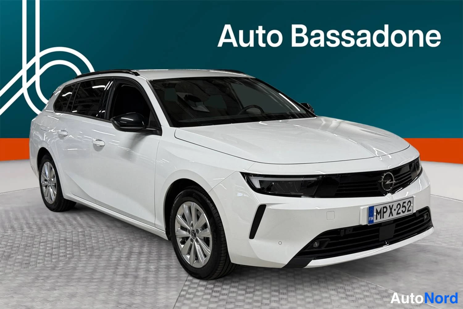 Valkoinen Opel Astra Sports Tourer 2024, etuviisto, keula oikealle, kuva 3