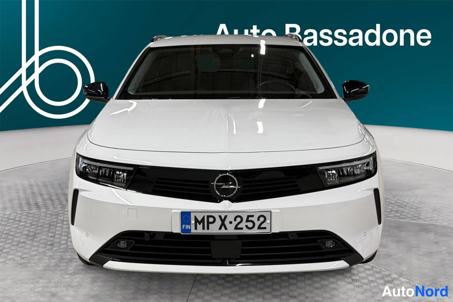 Valkoinen Opel Astra Sports Tourer 2024, edestä, kuva 4